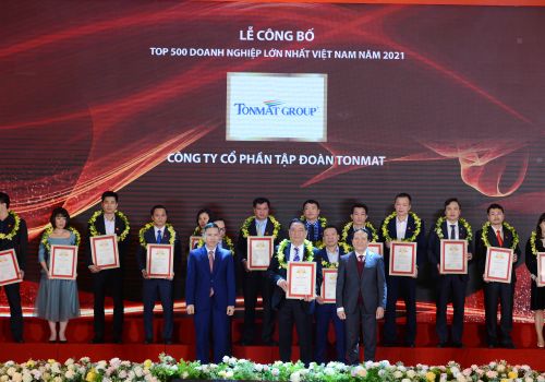 Leader of TONMAT GROUP at VNR500 honor ceremony